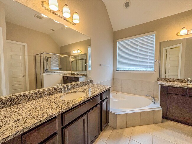 Building Photo - 25639 Kearsley Dr
