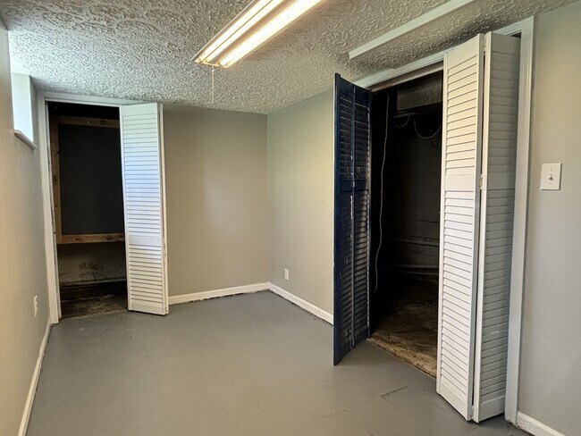 Building Photo - 1401 N Gladstone Ave
