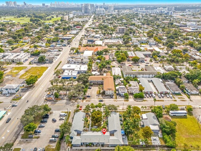 Building Photo - Bright & Updated 1-Bedroom in Prime Hollywood Location