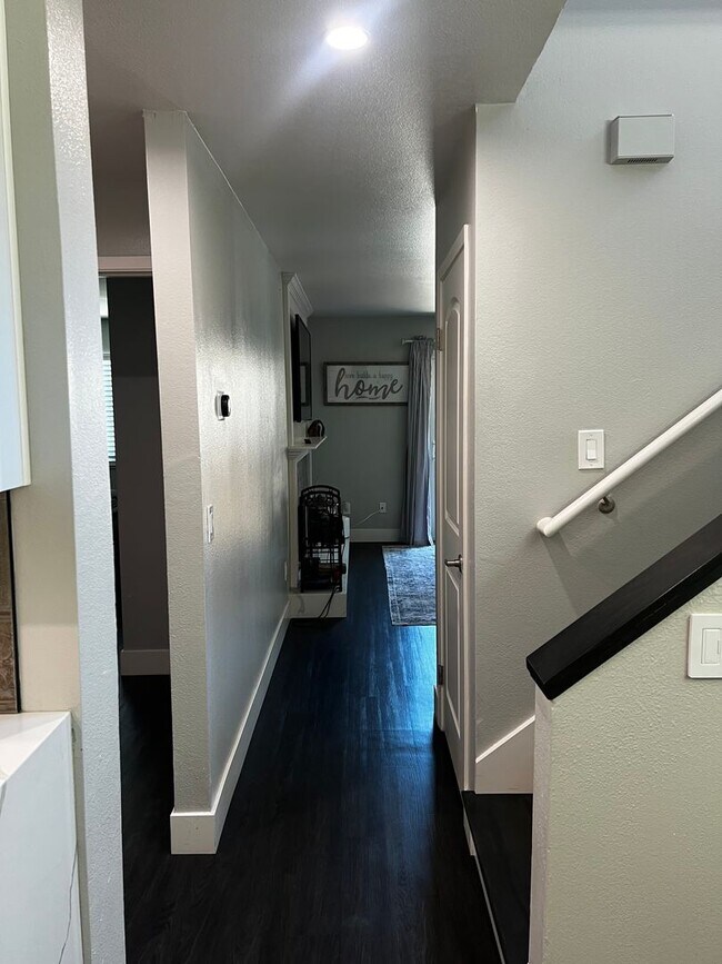 Building Photo - Modern 3 Bed / 2 Bath End Unit Home for Re...