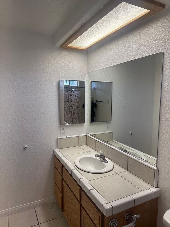 Building Photo - Charming 3 Bed, 2 Bath Home in Hesperia - Perfect for Your Family!