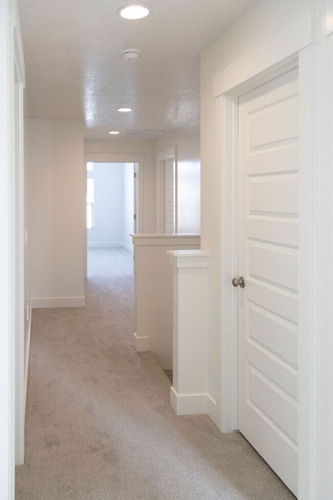 Building Photo - Spacious 4-Bed Home in Sage Canyon