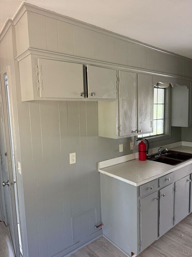 Building Photo - 3 Bed 2 Bath - Nice House in South Jackson on McDowell