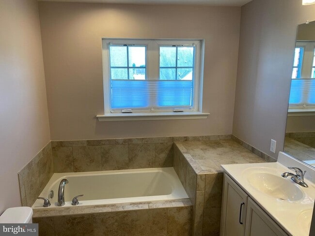 Building Photo - 37 Cecily Way