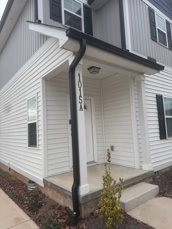 Building Photo - 1015 W C St