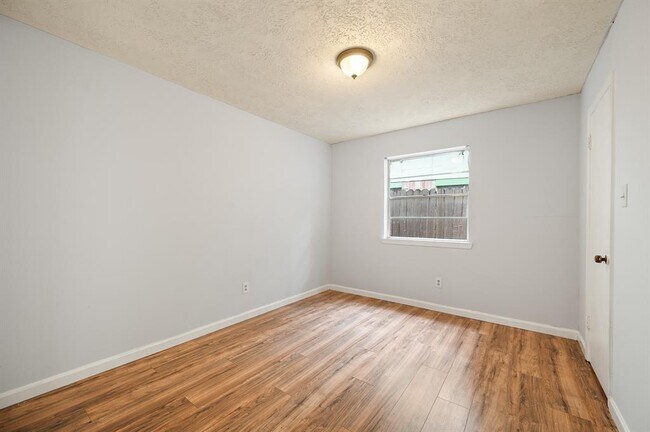 Building Photo - 13910 New Village Ln
