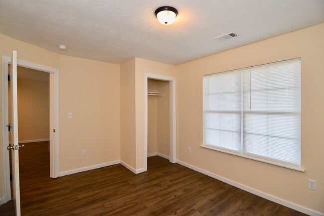Building Photo - $1025 - 2 bed/1 bath house for rent off Mi...