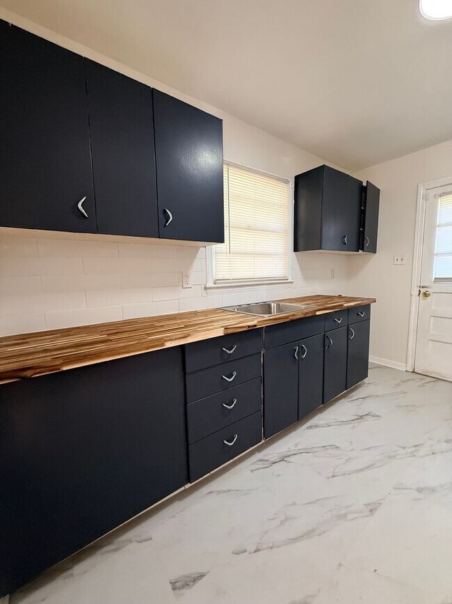 Building Photo - For Rent – Updated 3 Bed / 1 Bath Home