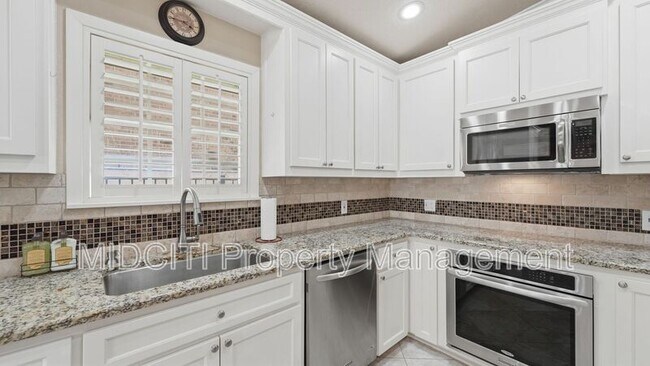 Building Photo - 156 Trelawney St