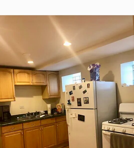 Kitchen - 1610 N Wolcott Ave