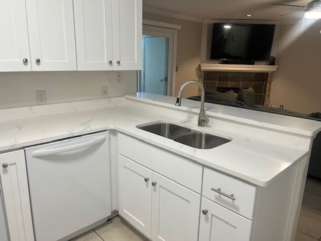 Building Photo - Captains Watch - first floor unit in Virgi...