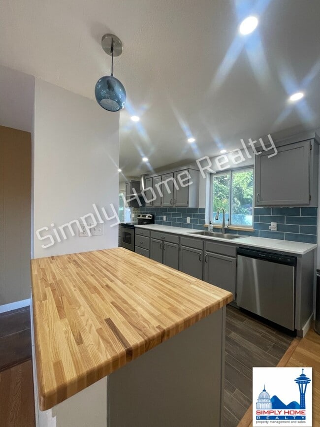 Building Photo - Private Cul-de-Sac Gem with Spacious Backyard!