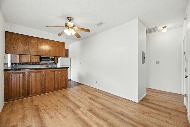 Building Photo - FABULOUS walkable/bikeable 3BR with parkin...