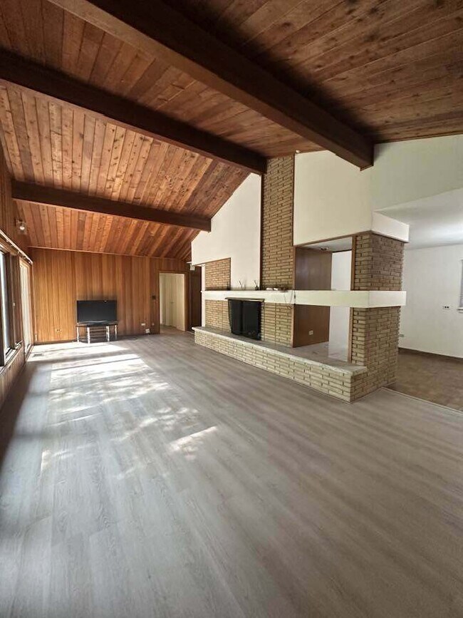 Building Photo - 2030 Crestwood Ln