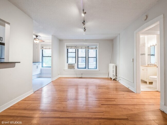 Building Photo - 725 W Sheridan Rd