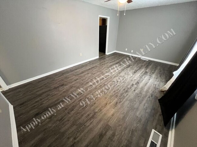 Building Photo - Nice 4 Bed 1.5 Bath Home in KCMO-Available NOW!!