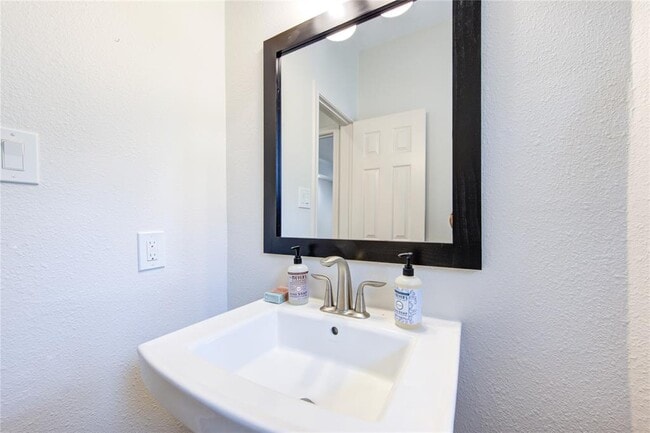 Building Photo - 25 Fairway Oaks Pl