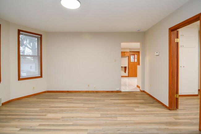 Building Photo - 2 Bed 1 Bath Lower - ALL UTILITIES INCLUDE...