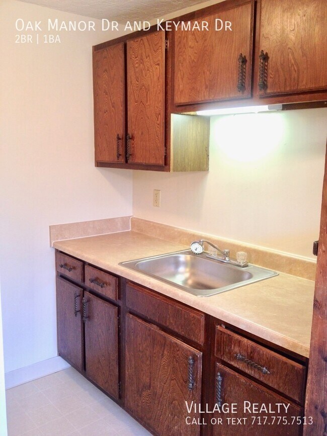 Building Photo - Top Floor! Most utilities included! Large ...