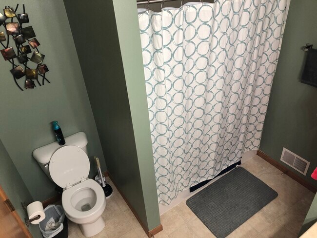 Full Bathroom (Upstairs) - 2537 Deerfield Dr