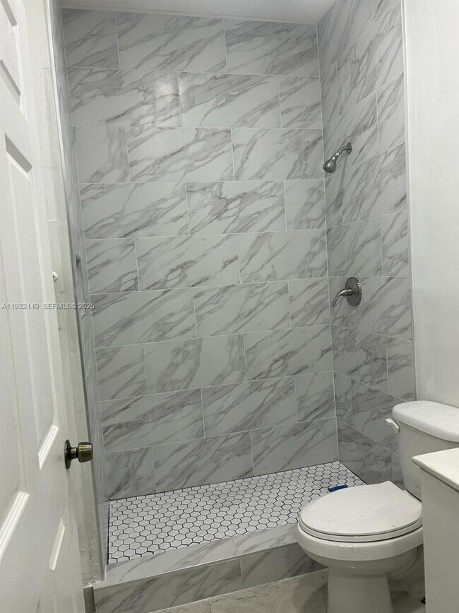 Building Photo - 4295 NE 10th Ct