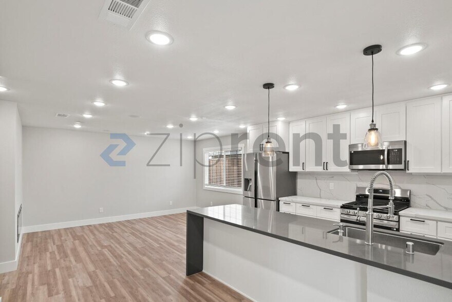 Building Photo - 42740 Jefferson St