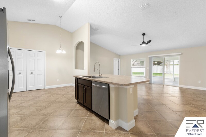 Building Photo - 242 Boulder Rock Dr