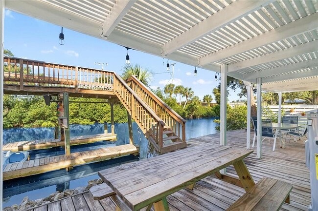 Building Photo - 8825 Oak St