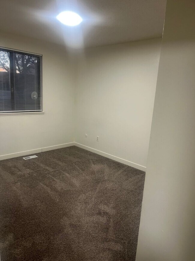 Building Photo - Available Now-4BR/2BA SINGLE FAMILY HOME