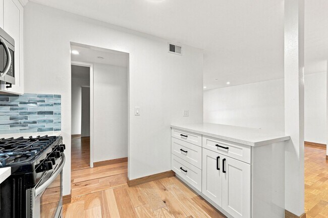 Building Photo - 49 Showers Dr