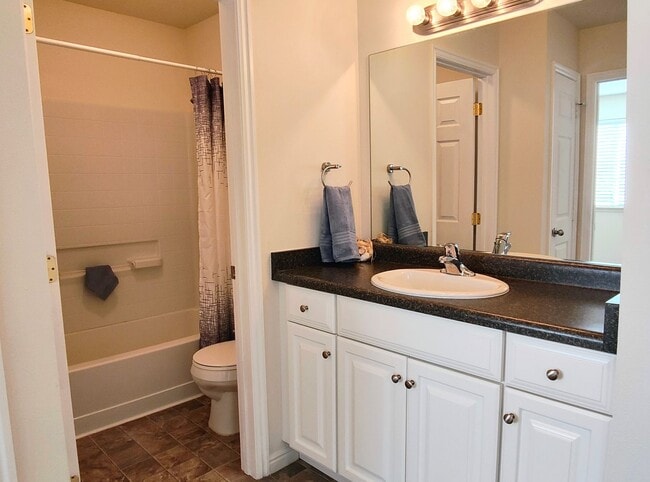 Building Photo - Great 3 Bd 2.5 Bath Townhome