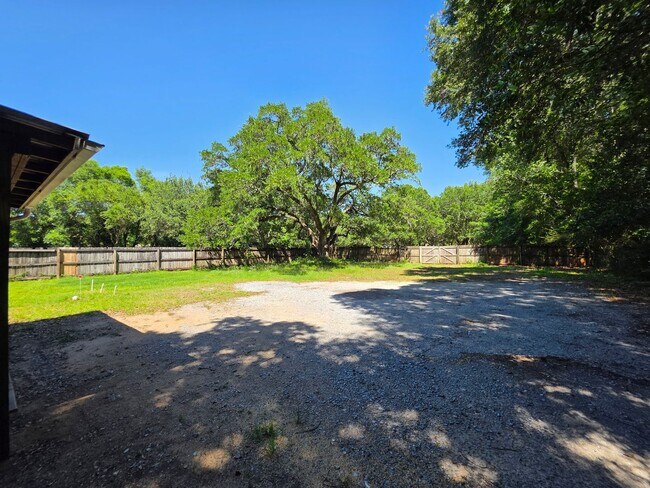 Building Photo - 3BR/1BA home with Bonus Room and large fenced back yard