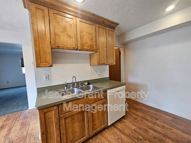 Building Photo - 360 N Fanning Ave