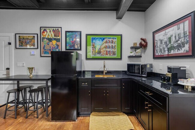 Building Photo - 156 Camellia St