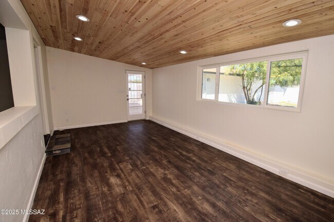 Building Photo - 4233 E Lester St