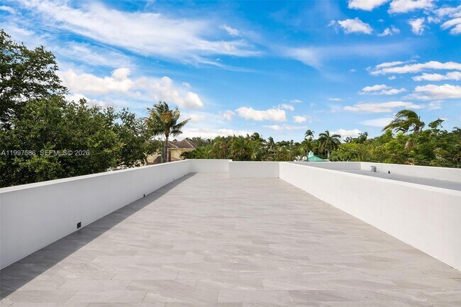 Building Photo - 1615 NE 3rd Ct