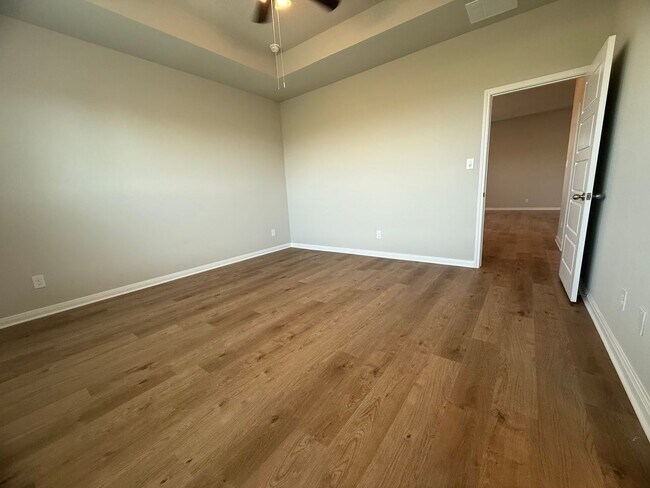 Building Photo - Come and See for Yourself Why Emma Park is...
