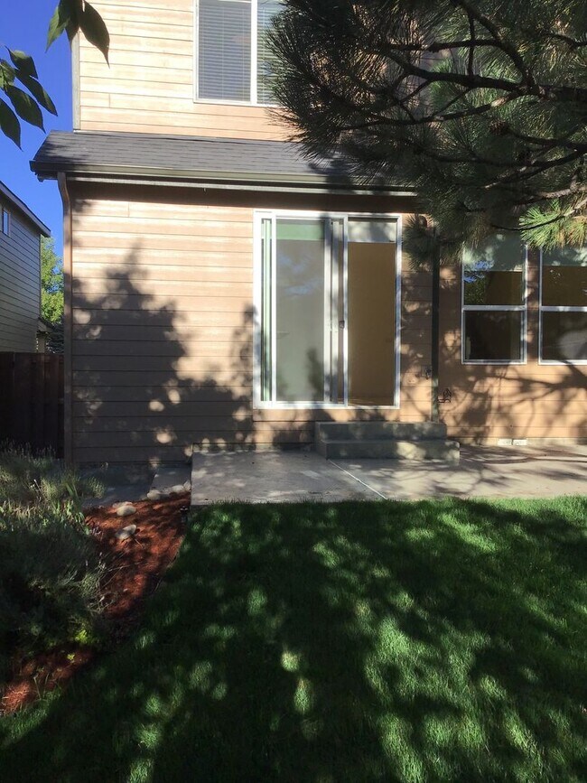 Building Photo - 2 Story Townhouse in Bend