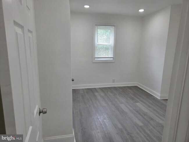 Building Photo - 558 Herman St