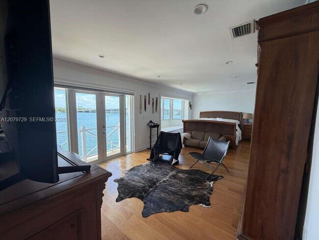 Building Photo - 8031 NE Bayshore Ct