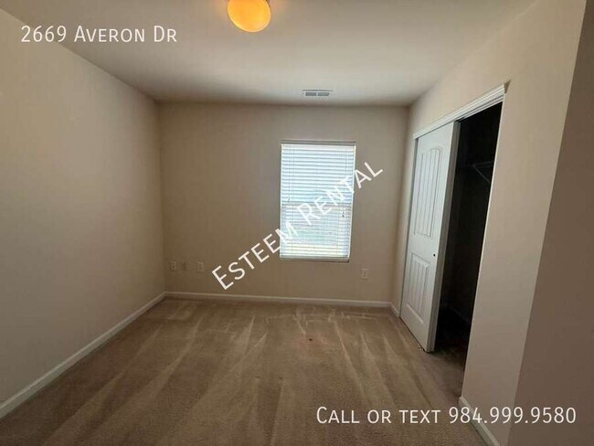 Building Photo - 2669 Averon Dr