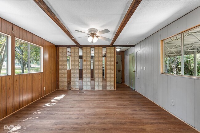 Building Photo - MOVE IN SPECIAL HALF OFF FIRST MONTHS RENT