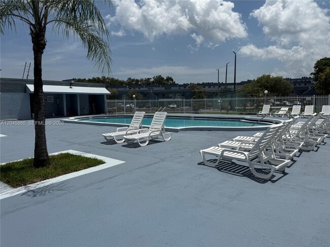 Building Photo - 9371 Fontainebleau Blvd