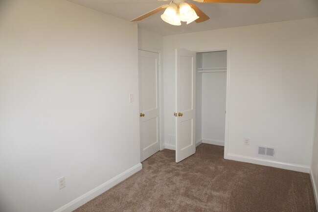 Building Photo - 137 Riverthorn Rd