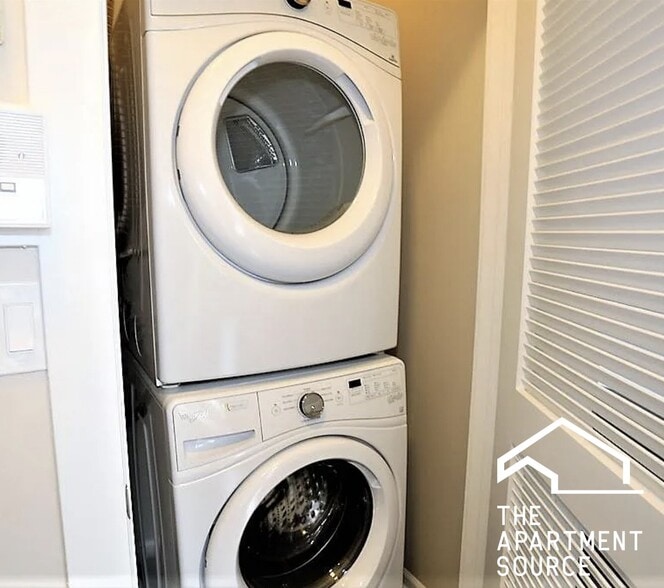 Building Photo - 1437 W Carmen Ave