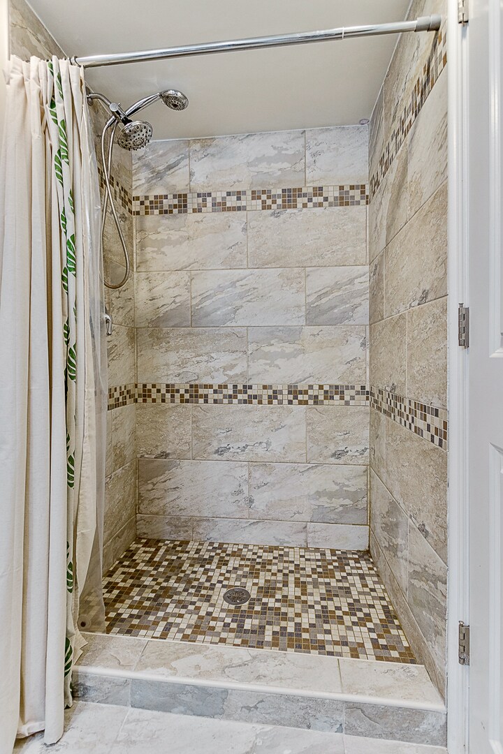 Building Photo - 585 Woodlawn St