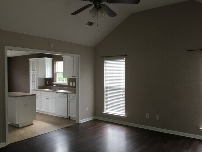 Building Photo - Private Back Yard - Walking Distance to Columbia Middle School & Grovetown High