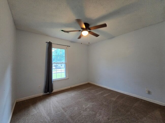 Building Photo - 805 Club Ln