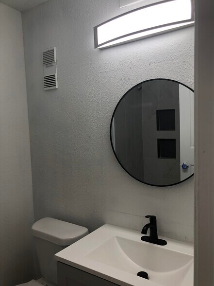 Building Photo - 15115 Mesa Dr