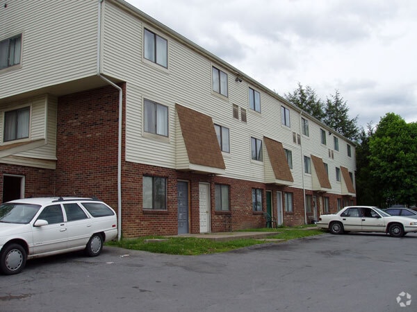 Building Photo - Maple Court Apartments